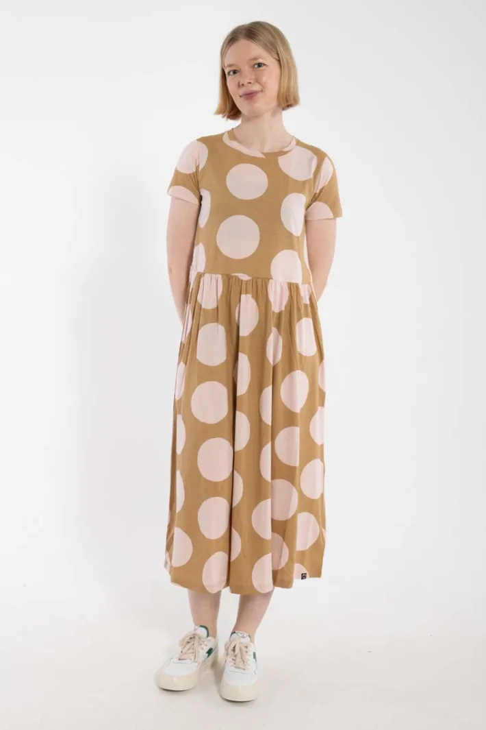 danebasic_kroeyer_dress_b_0.webp Danebasic Kroeyer Dress Beige DREAMYDOTS