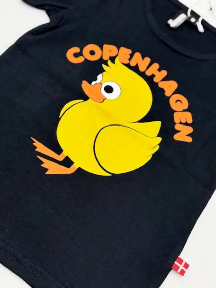 danebasic_shortsleeve_nav_1.webp Danebasic Shortsleeve Navy CPH DUCKY