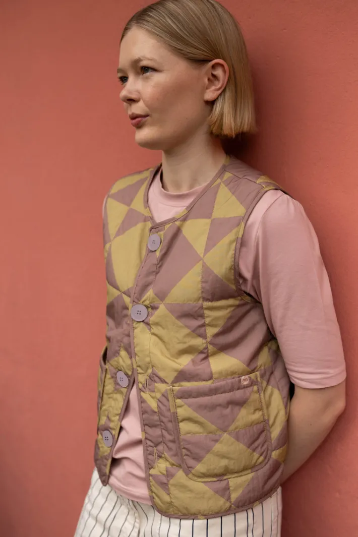 danefield_aop_thermo_vest_1.webp Danefield AOP Thermo Vest Dk Rose Beige/Beige DIAMETRIC