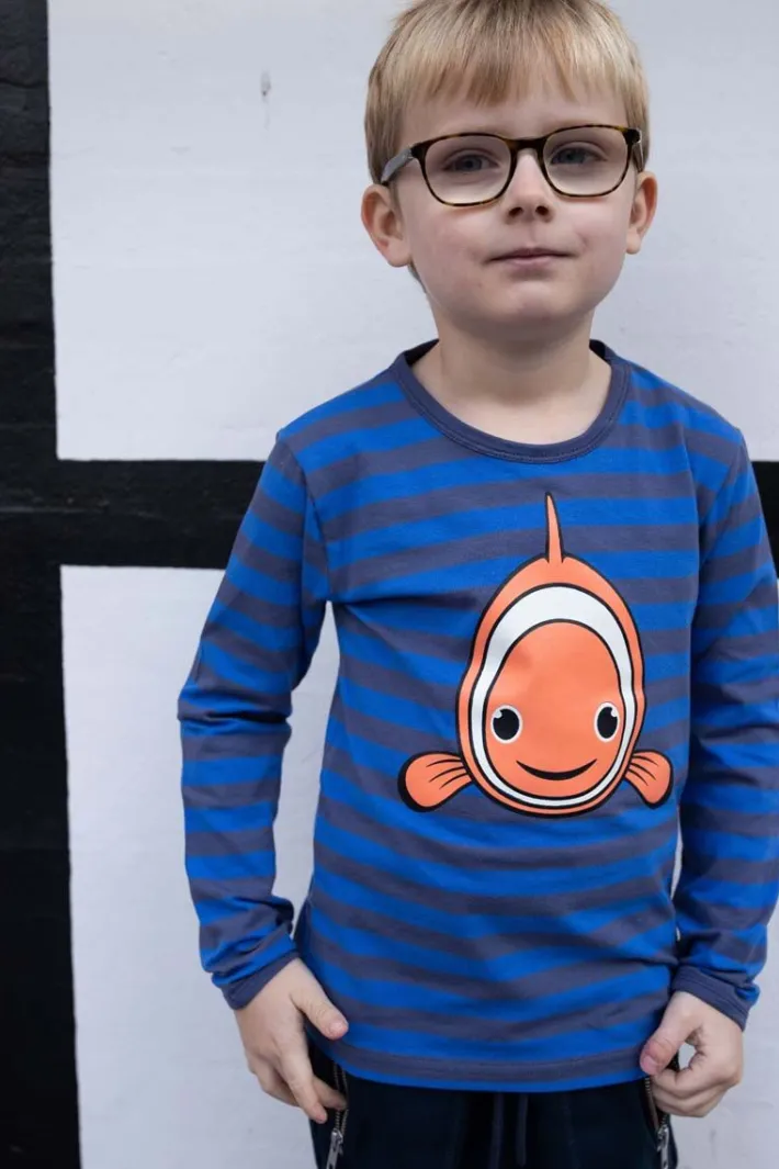 dyrroar_t_aopstrib_grey_m_0-2.webp Dyrroar T AOP/STRIB Grey Marine/Royal Blue KLOVNFISK