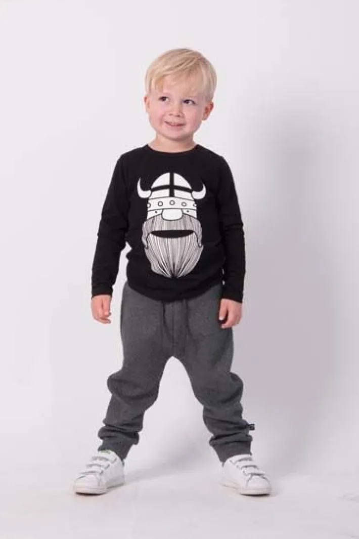 noos_danonsdag_tee_black__0.webp NOOS Danonsdag Tee Black ERIK