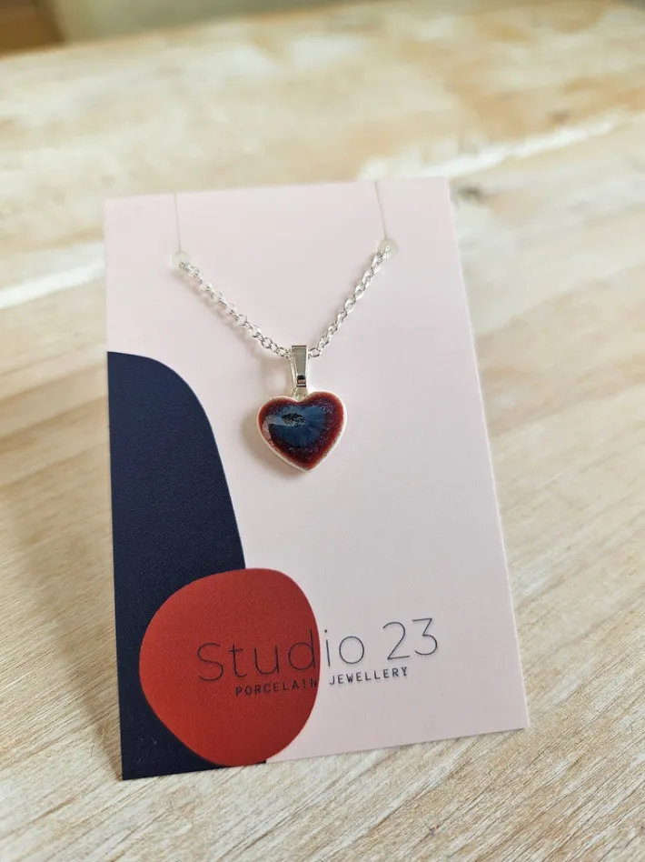 studio__heart_pendant_bur_0.webp Studio 23 Heart Pendant Burgundy/Navy